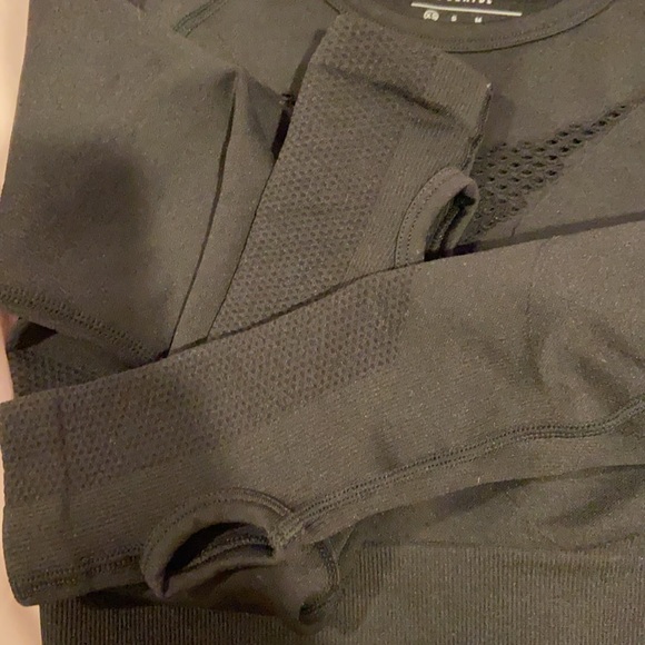 NWOT MOTION SEAMLESS LONG SLEEVE CROP TOP - Picture 8 of 9